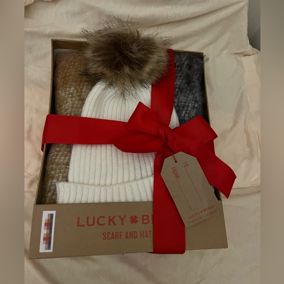 Lucky brand hat and scarf set new in box - Picture 2 of 3